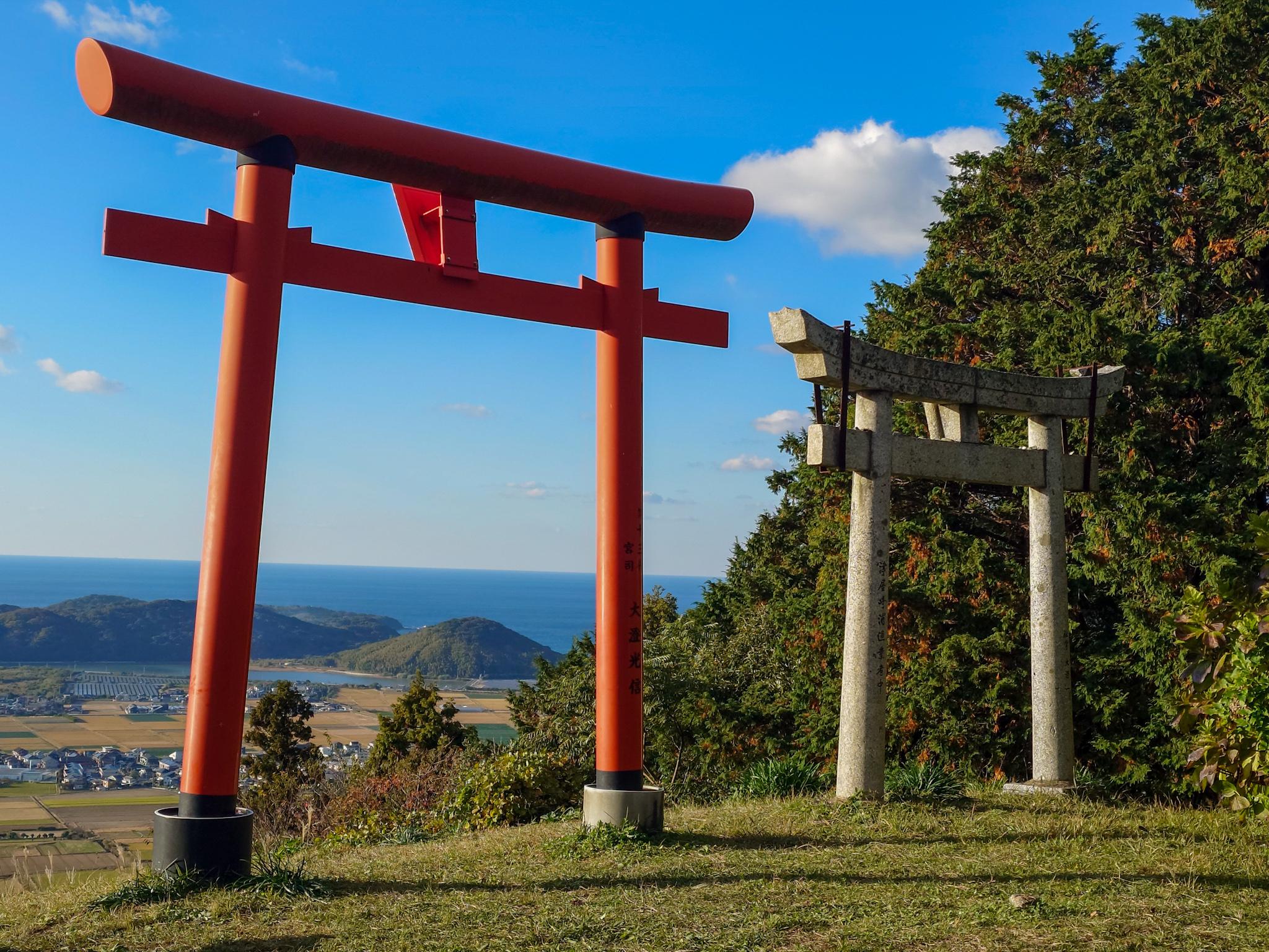 【福津市】在自山に登山してみた｜SNSで話題の山頂の紅白鳥居と絶景に感動